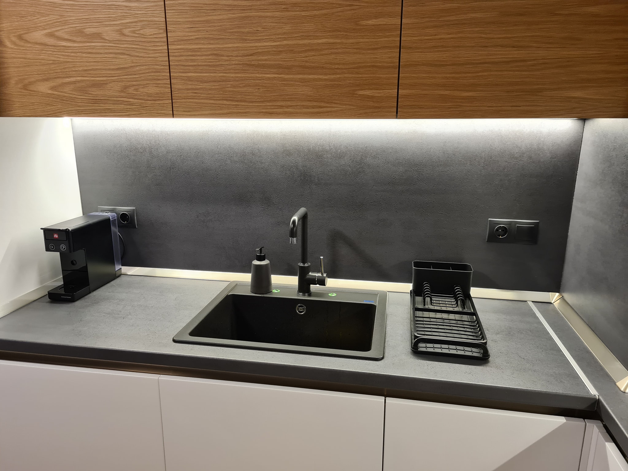 Тристаен апартамент под наем в сграда Премиум Естейт, кв. Хладилника, район Лозенец