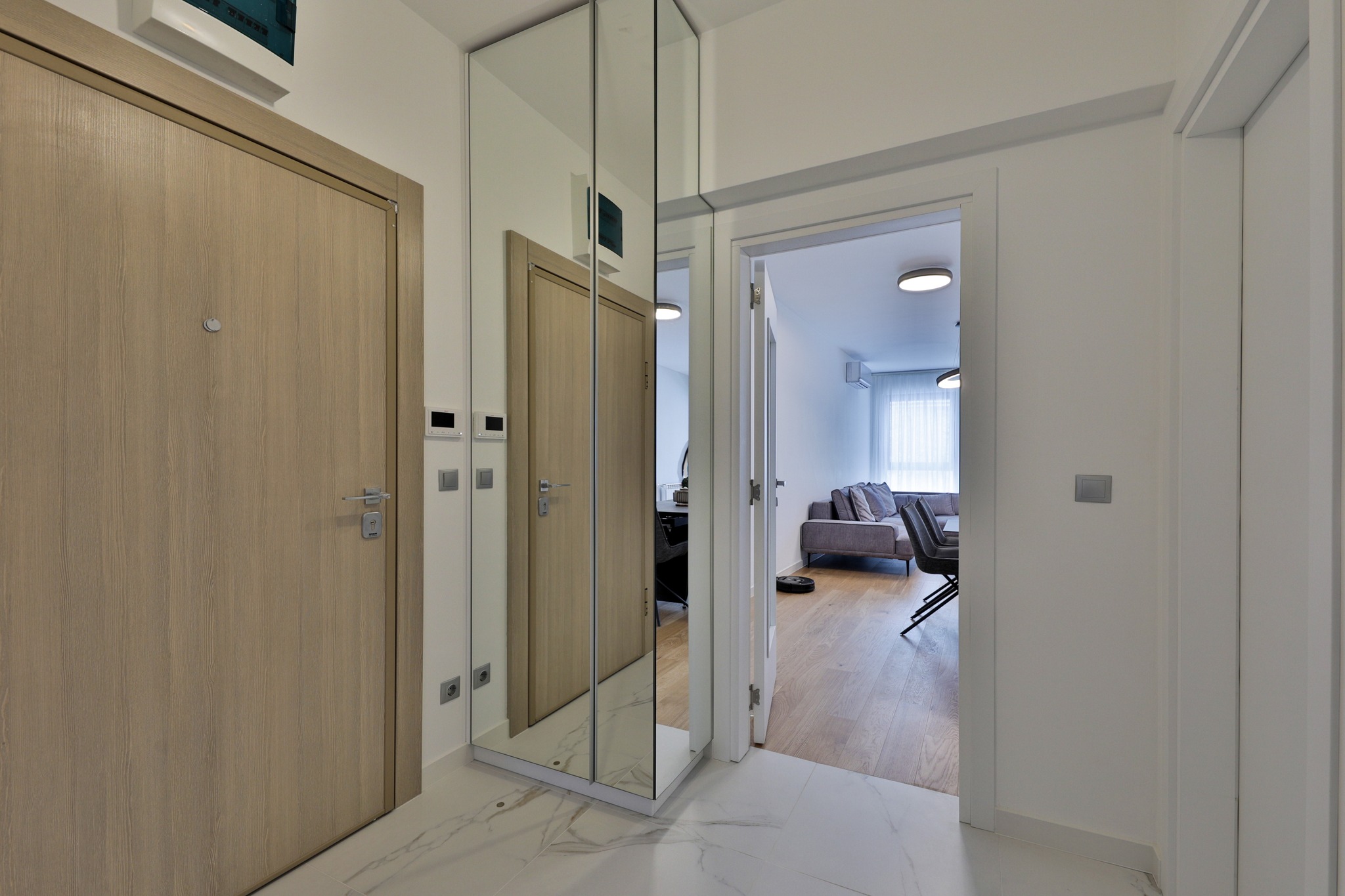 Тристаен апартамент под наем в сграда Премиум Естейт, кв. Хладилника, район Лозенец