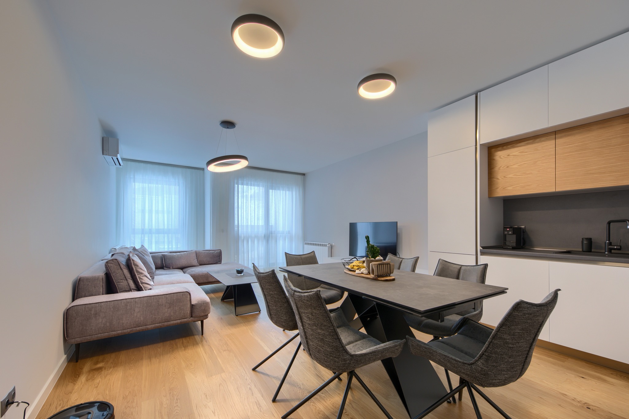 Тристаен апартамент под наем в сграда Премиум Естейт, кв. Хладилника, район Лозенец