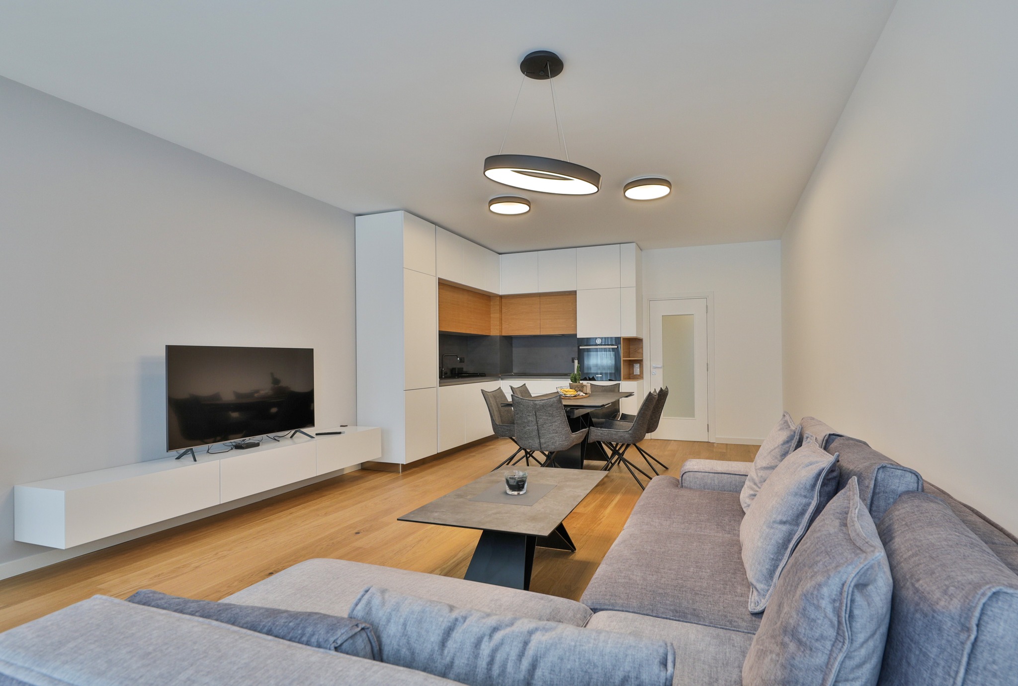 Тристаен апартамент под наем в сграда Премиум Естейт, кв. Хладилника, район Лозенец