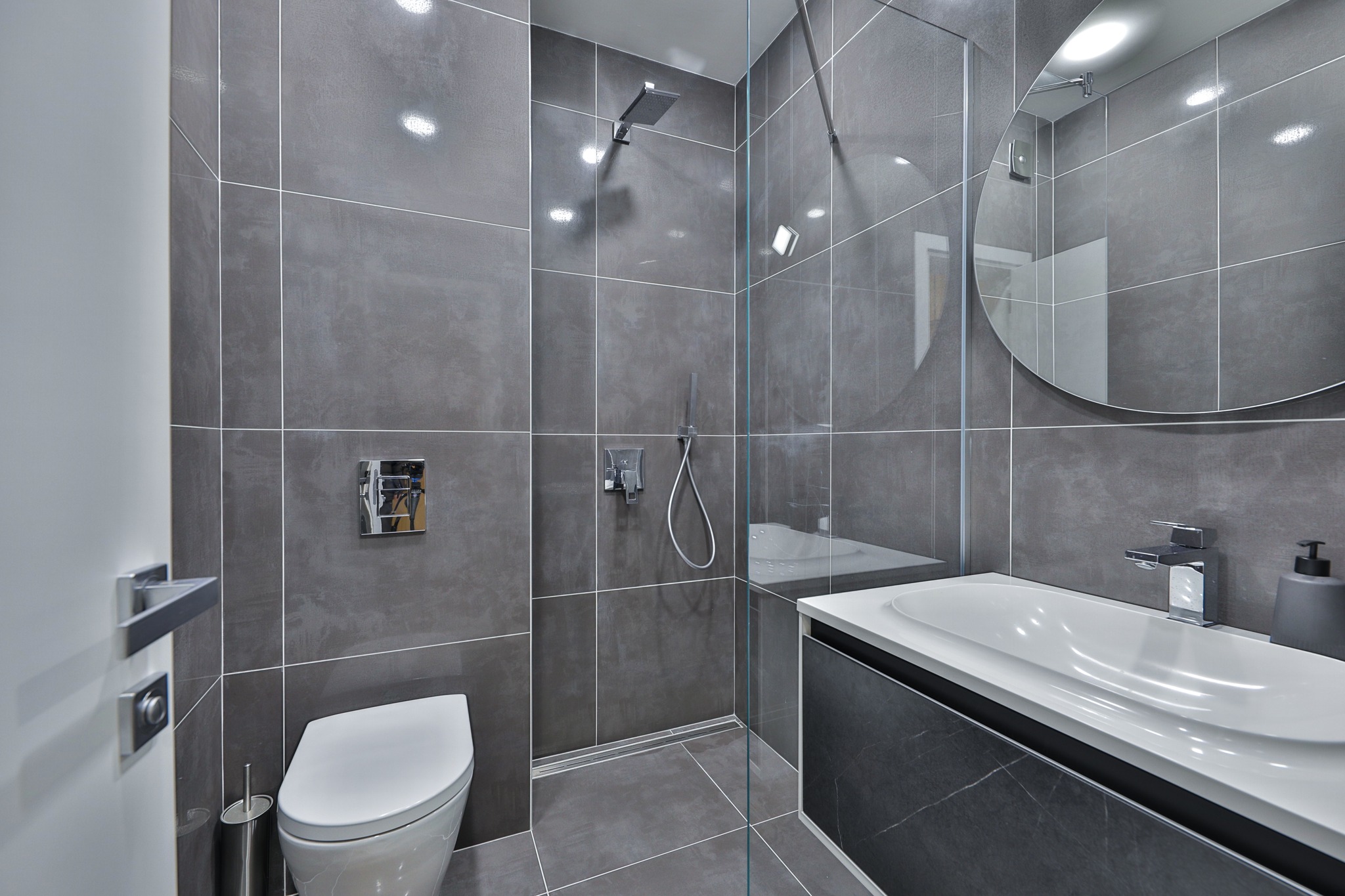 Тристаен апартамент под наем в сграда Премиум Естейт, кв. Хладилника, район Лозенец