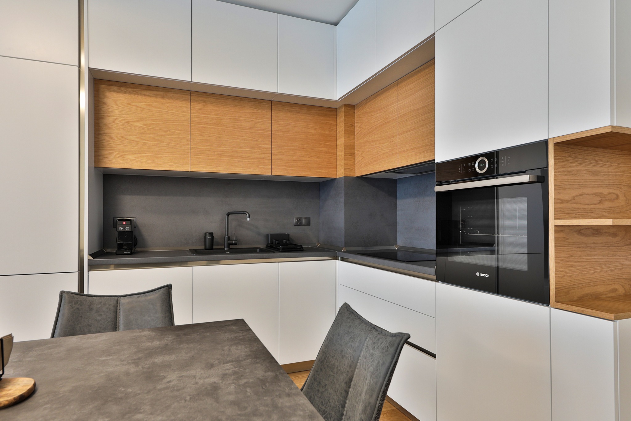 Тристаен апартамент под наем в сграда Премиум Естейт, кв. Хладилника, район Лозенец