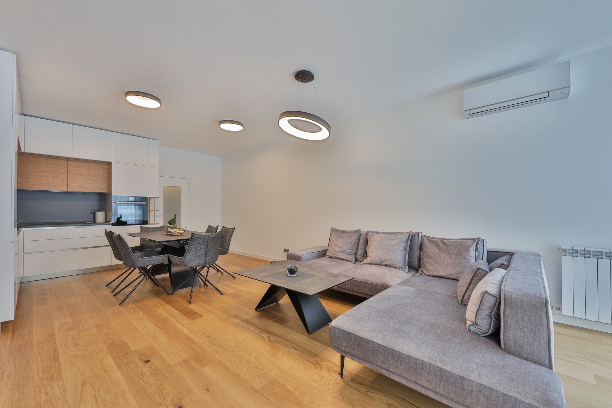 Тристаен апартамент под наем в сграда Премиум Естейт, кв. Хладилника, район Лозенец