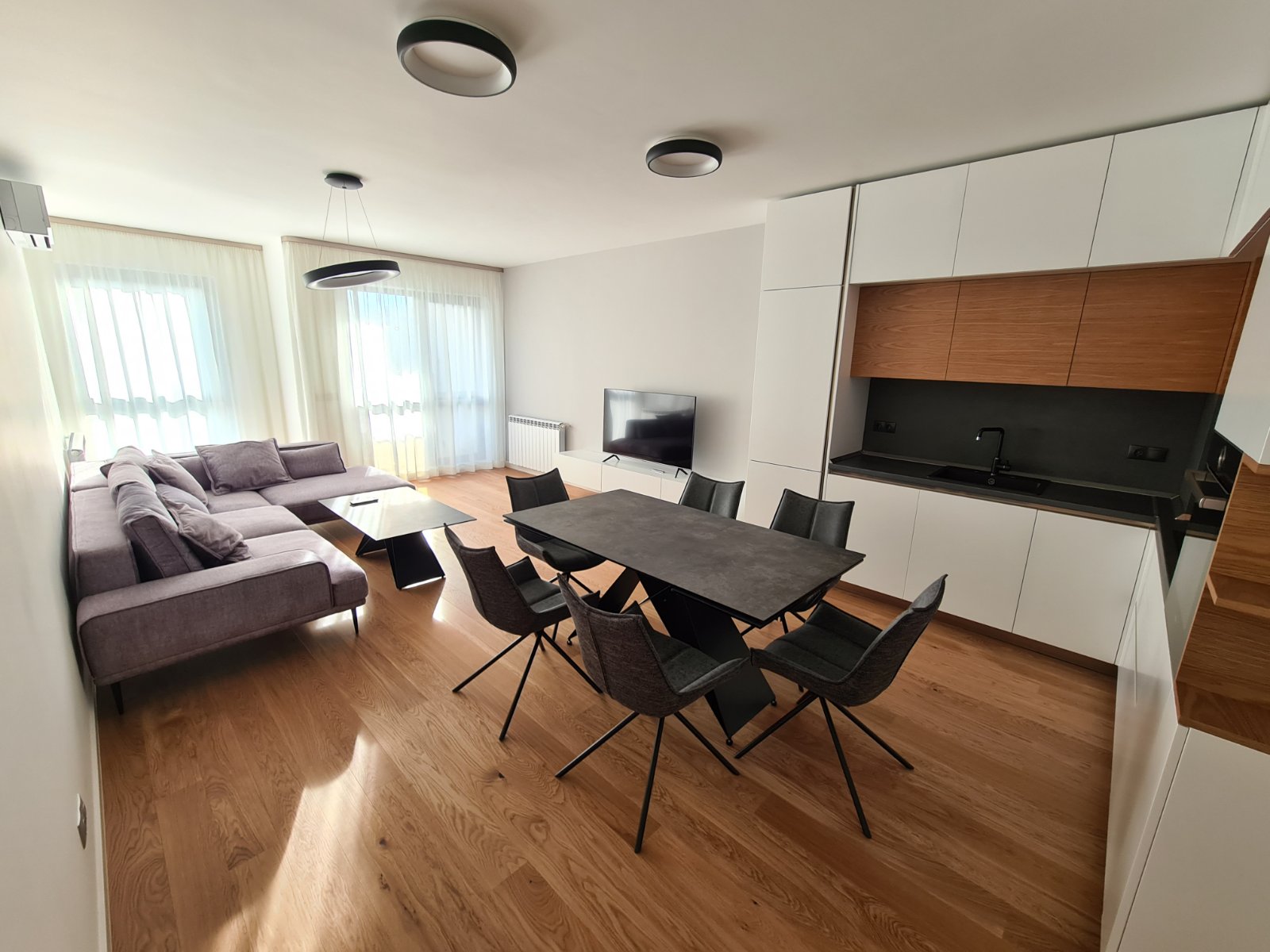 Тристаен апартамент под наем в сграда Премиум Естейт, кв. Хладилника, район Лозенец