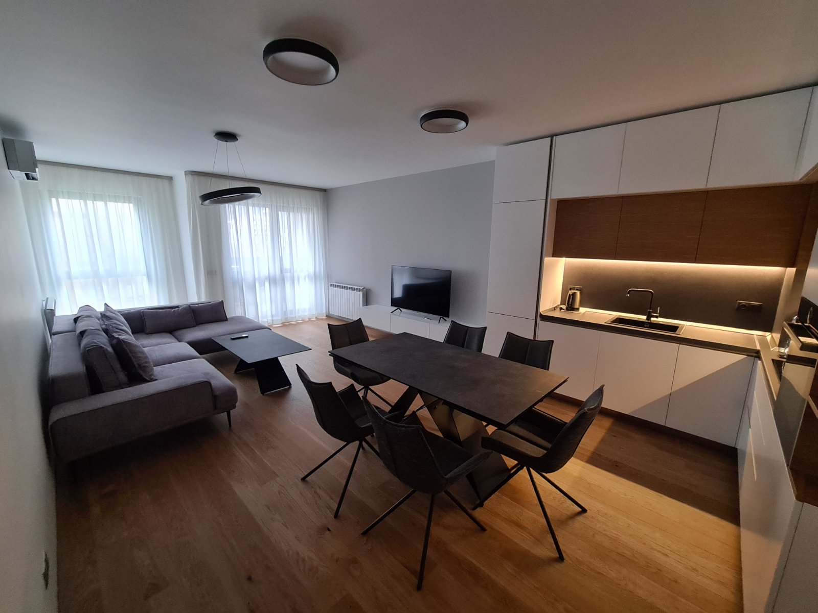 Тристаен апартамент под наем в сграда Премиум Естейт, кв. Хладилника, район Лозенец