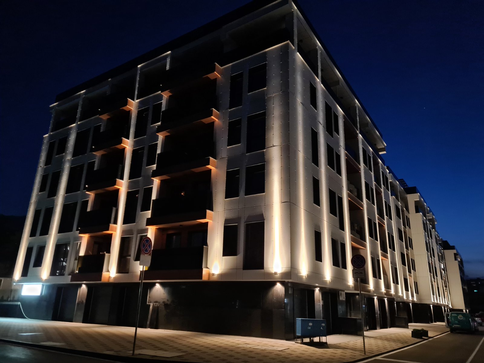 Тристаен апартамент под наем в сграда Премиум Естейт, кв. Хладилника, район Лозенец