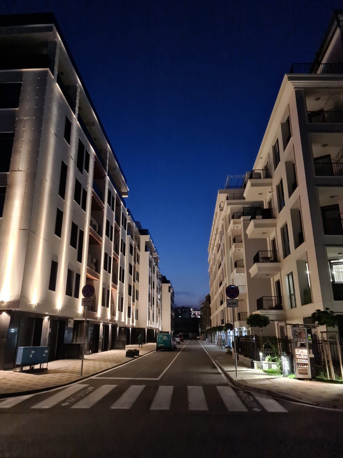 Тристаен апартамент под наем в сграда Премиум Естейт, кв. Хладилника, район Лозенец