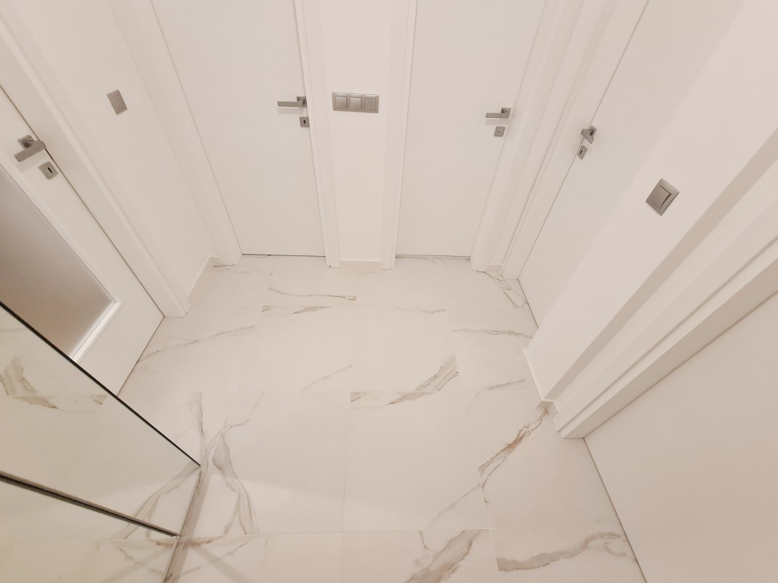 Тристаен апартамент под наем в сграда Премиум Естейт, кв. Хладилника, район Лозенец