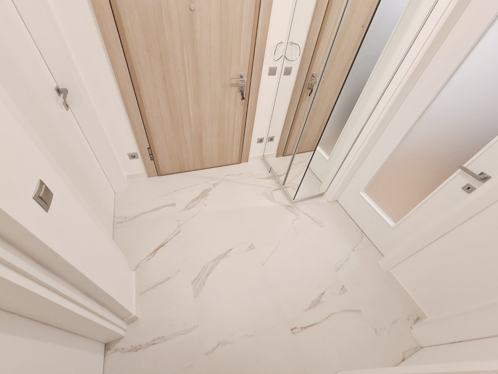 Тристаен апартамент под наем в сграда Премиум Естейт, кв. Хладилника, район Лозенец