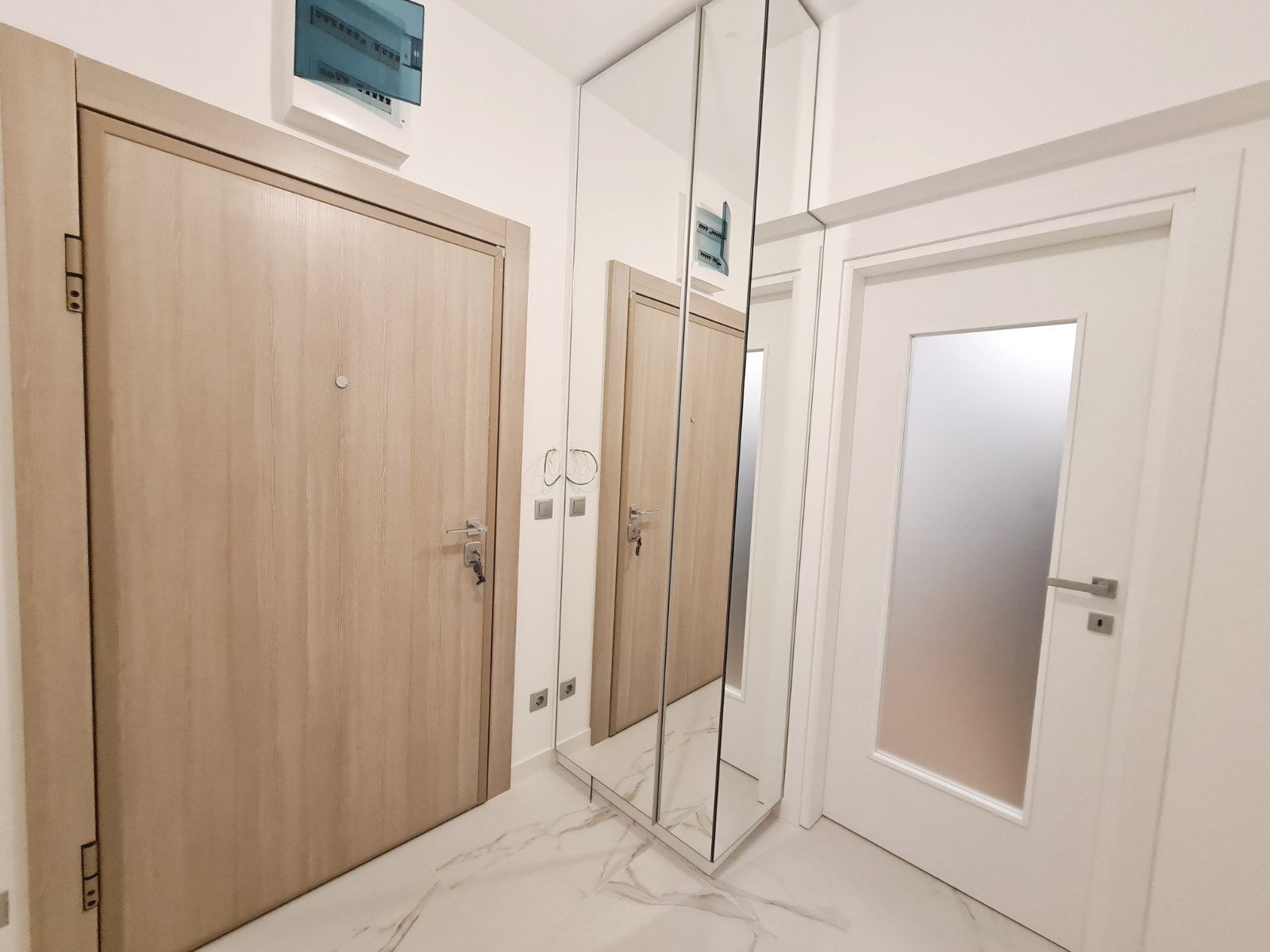 Тристаен апартамент под наем в сграда Премиум Естейт, кв. Хладилника, район Лозенец