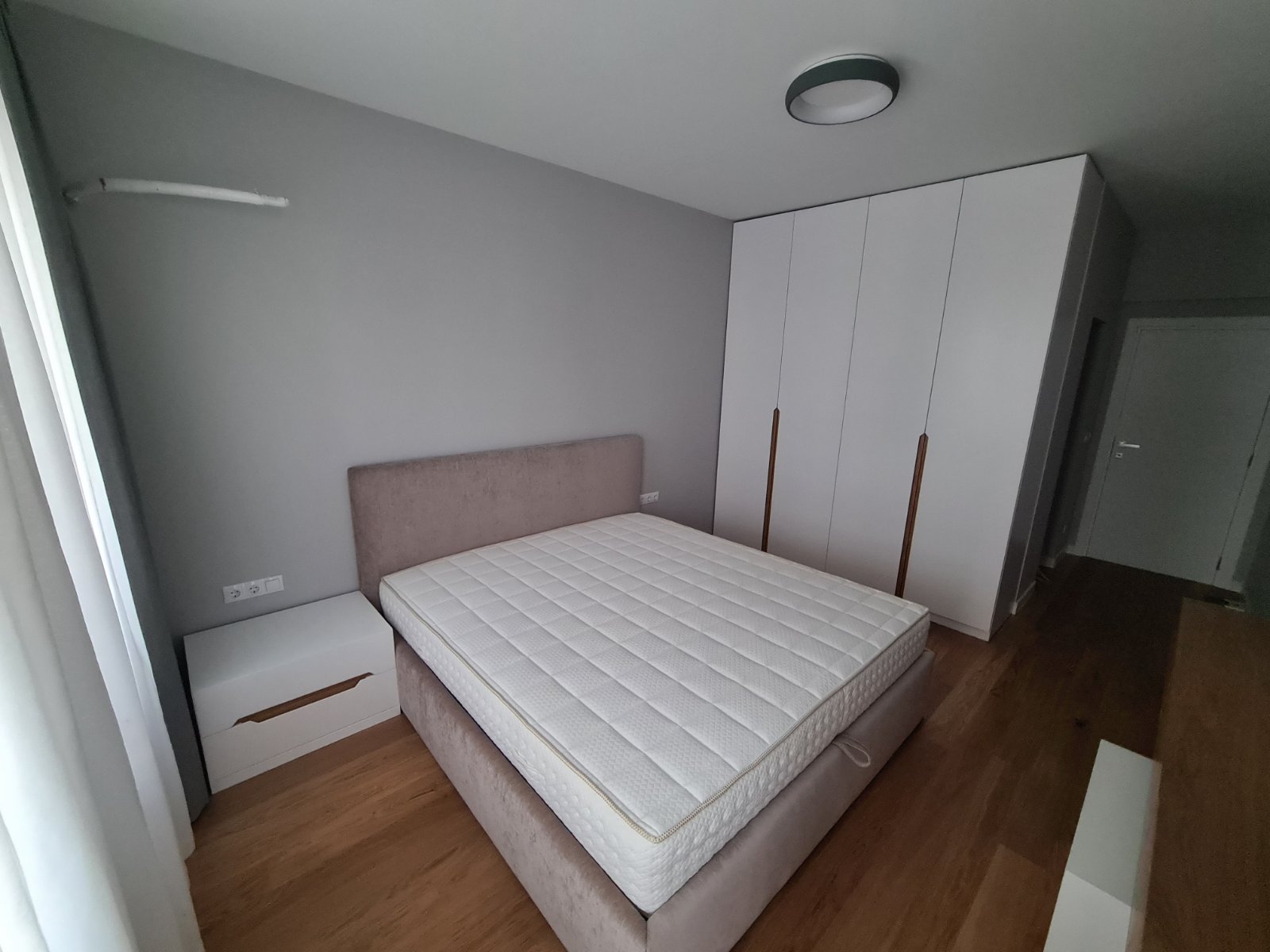 Тристаен апартамент под наем в сграда Премиум Естейт, кв. Хладилника, район Лозенец