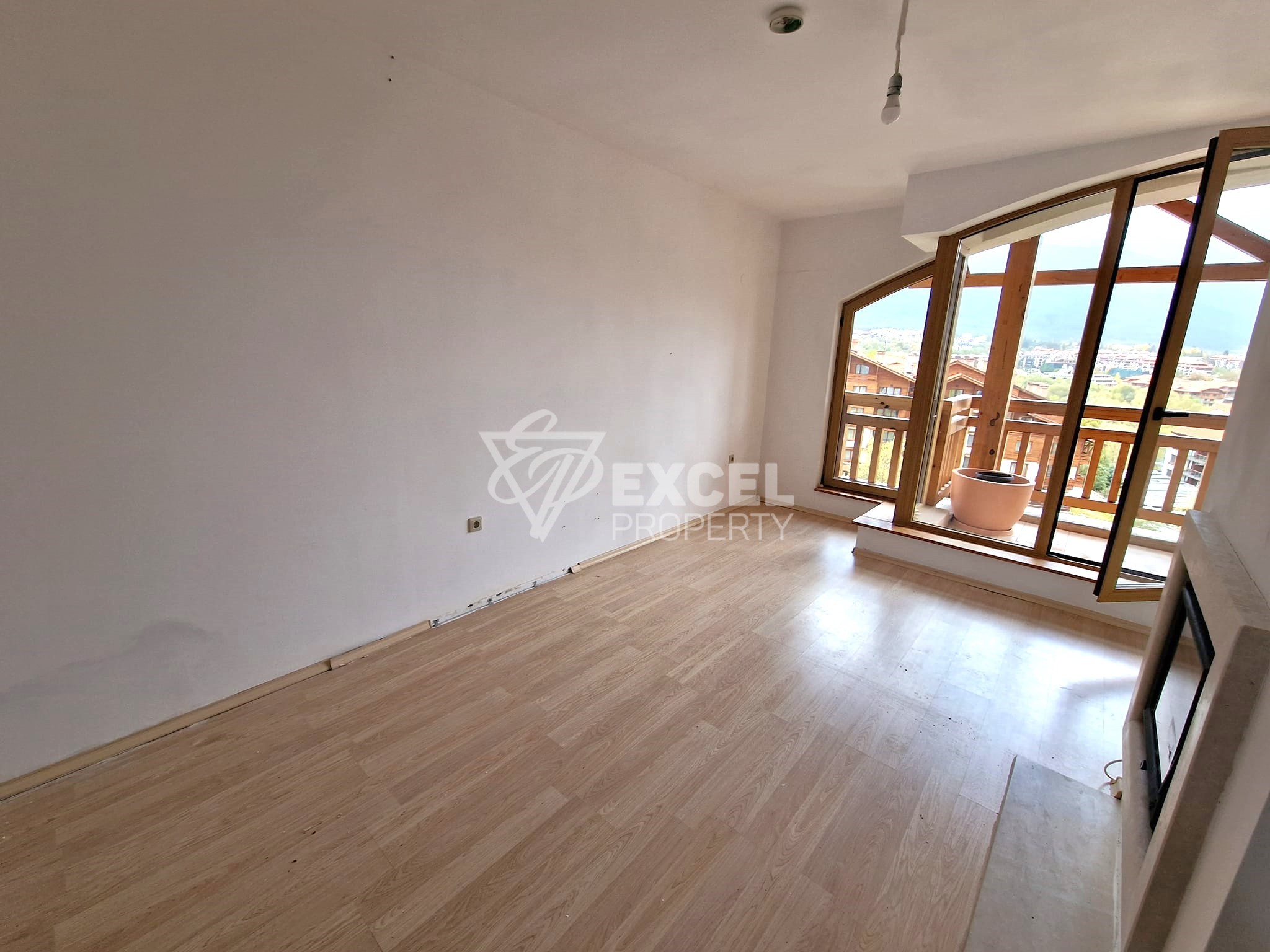 Просторно студио с тераса и красива гледка към Пирин в Банско! Ниска такса поддръжка!