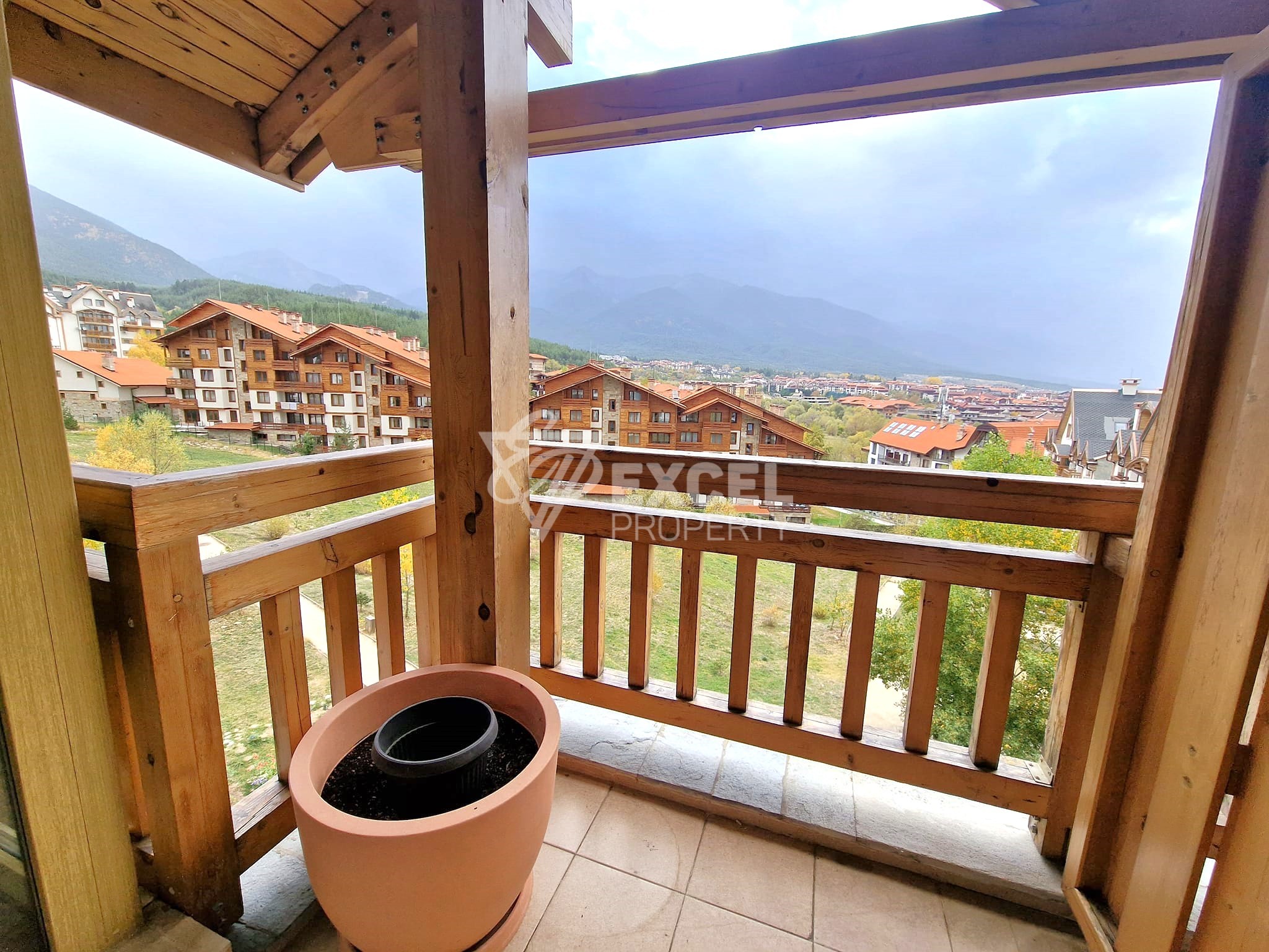 Просторно студио с тераса и красива гледка към Пирин в Банско! Ниска такса поддръжка!