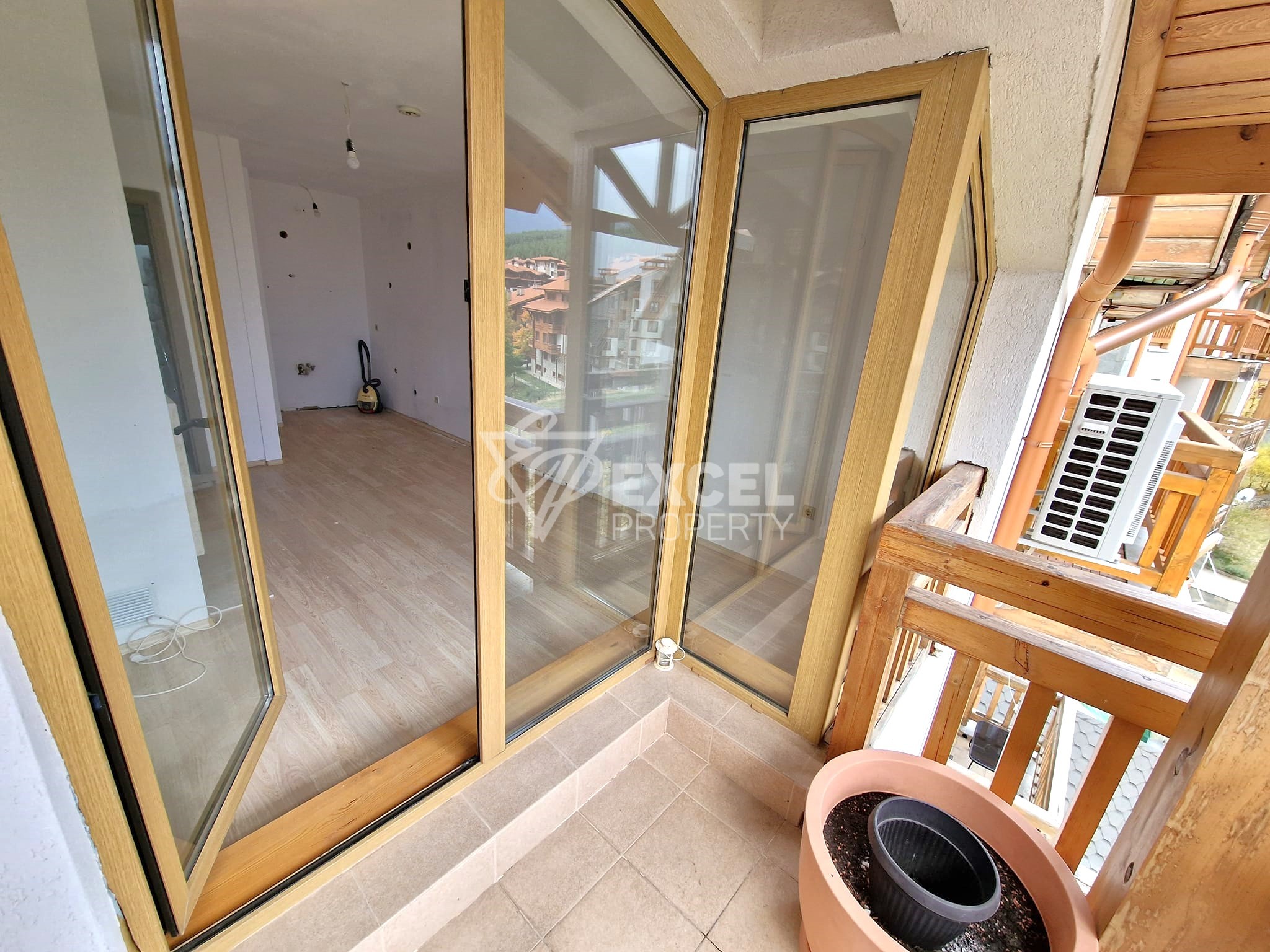 Просторно студио с тераса и красива гледка към Пирин в Банско! Ниска такса поддръжка!