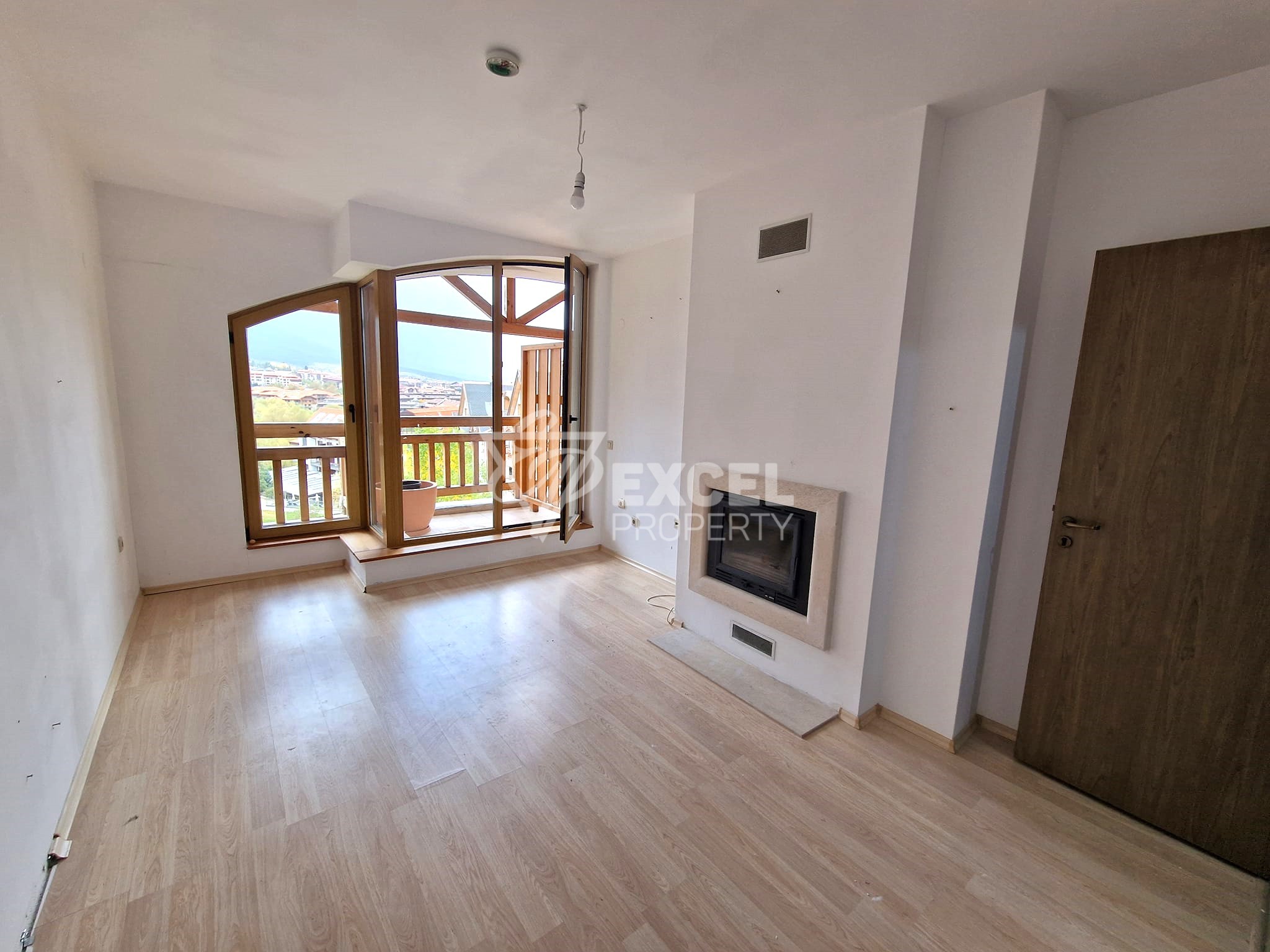 Просторно студио с тераса и красива гледка към Пирин в Банско! Ниска такса поддръжка!