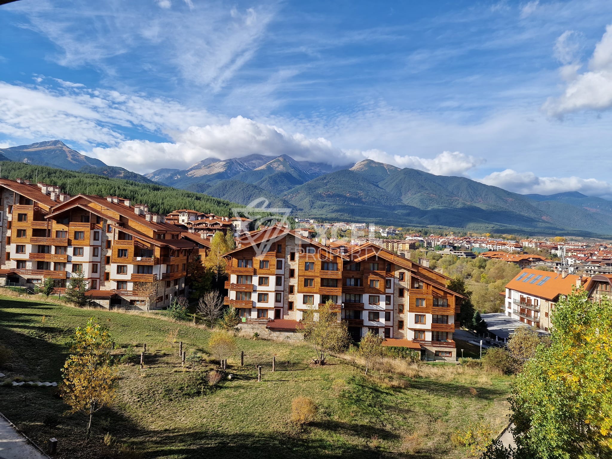 Просторно студио с тераса и красива гледка към Пирин в Банско! Ниска такса поддръжка!