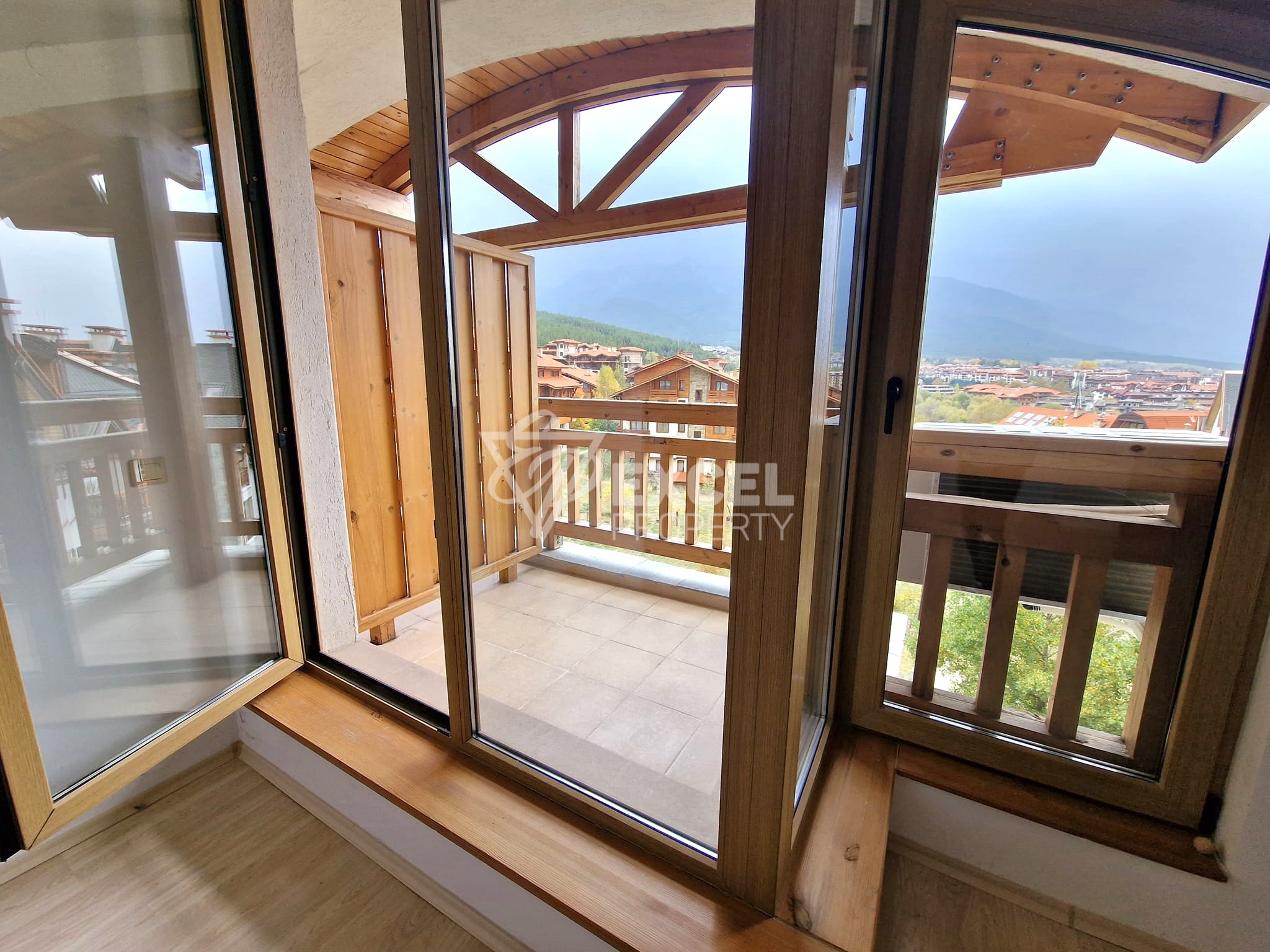 Южно студио с камина, климатик и прекрасна гледка към Пирин! Ниска такса поддръжка!