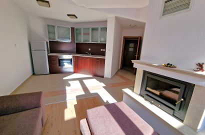 Двустаен апартамент с камина до Хотел Кемпински и Ресторант Виктория за продажба в Банско