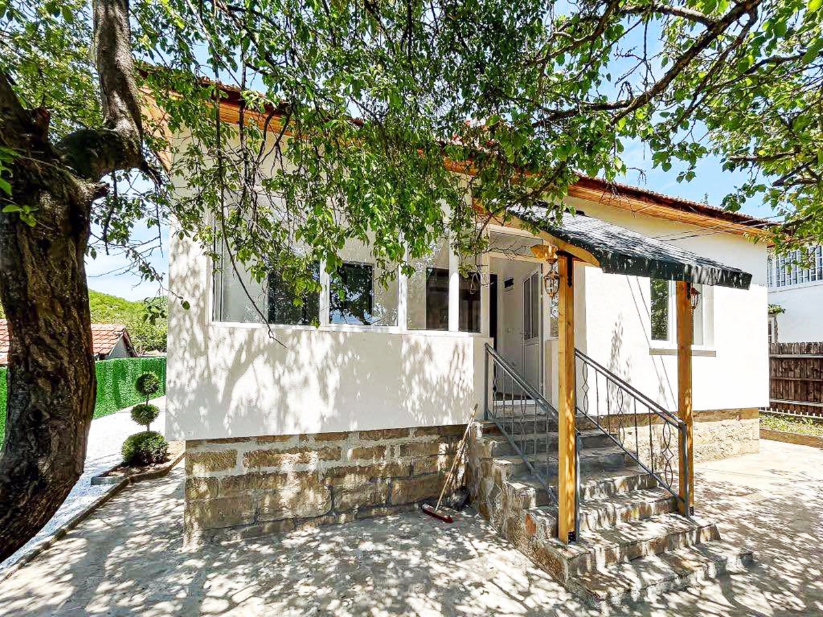 Просторна къща с две спални в с.Горица.