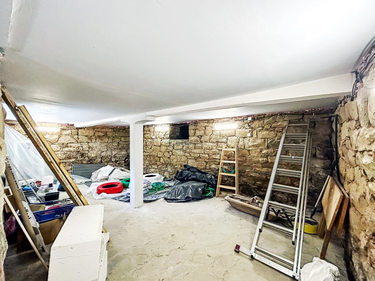 Просторна къща с две спални в с.Горица.