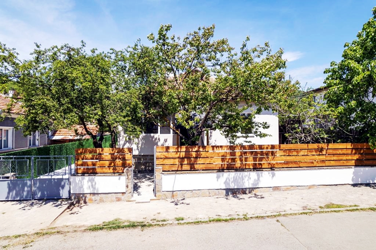 Просторна къща с две спални в с.Горица.