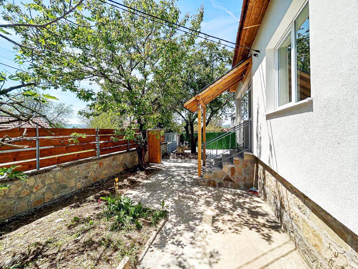 Просторна къща с две спални в с.Горица.