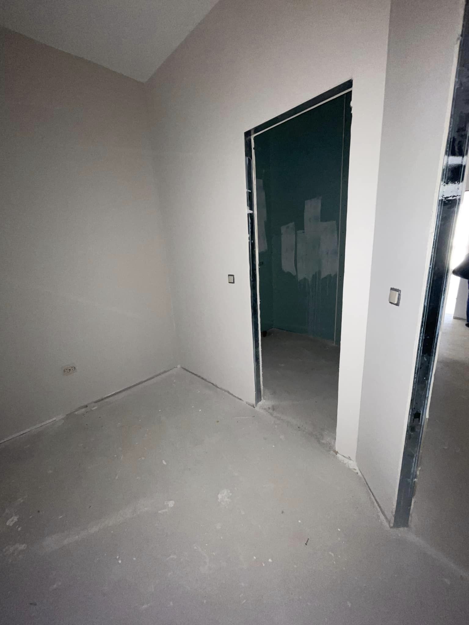 Просторен многостаен необзаведен апартамент за продажба в Банско