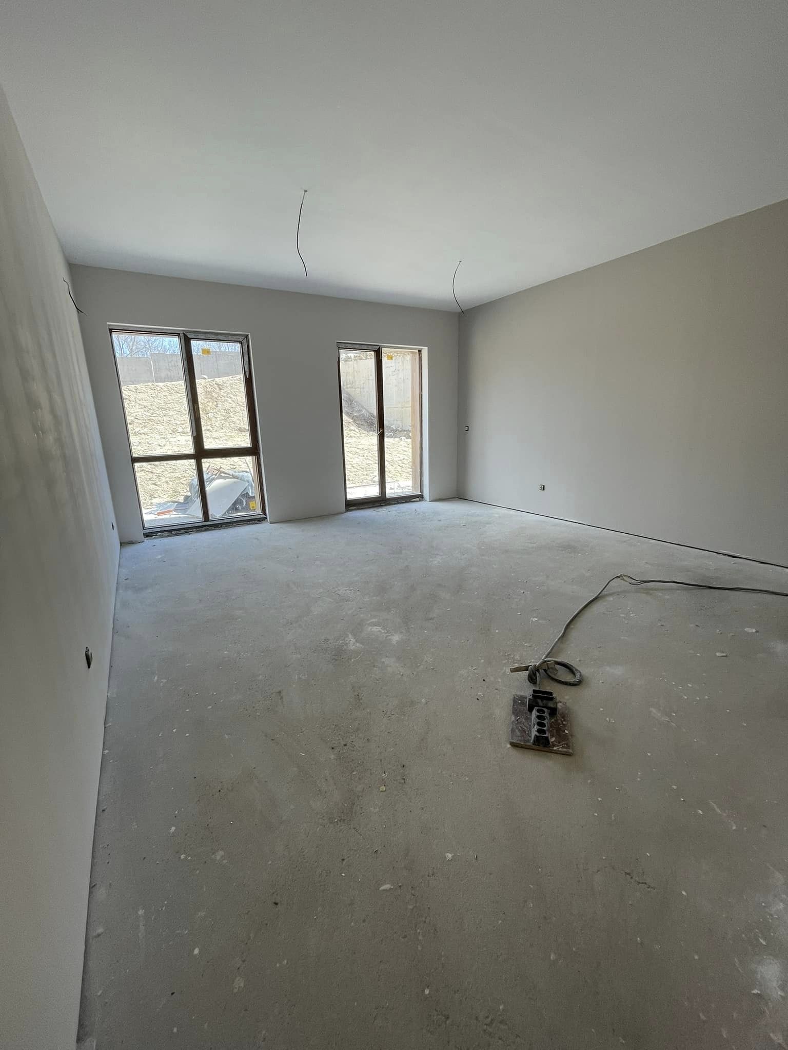 Просторен многостаен необзаведен апартамент за продажба в Банско