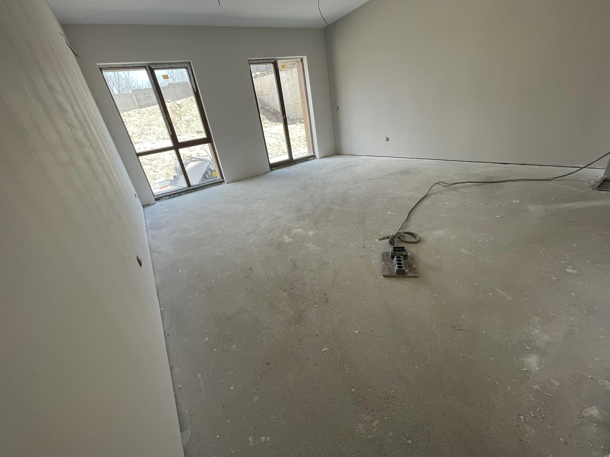 Просторен многостаен необзаведен апартамент за продажба в Банско