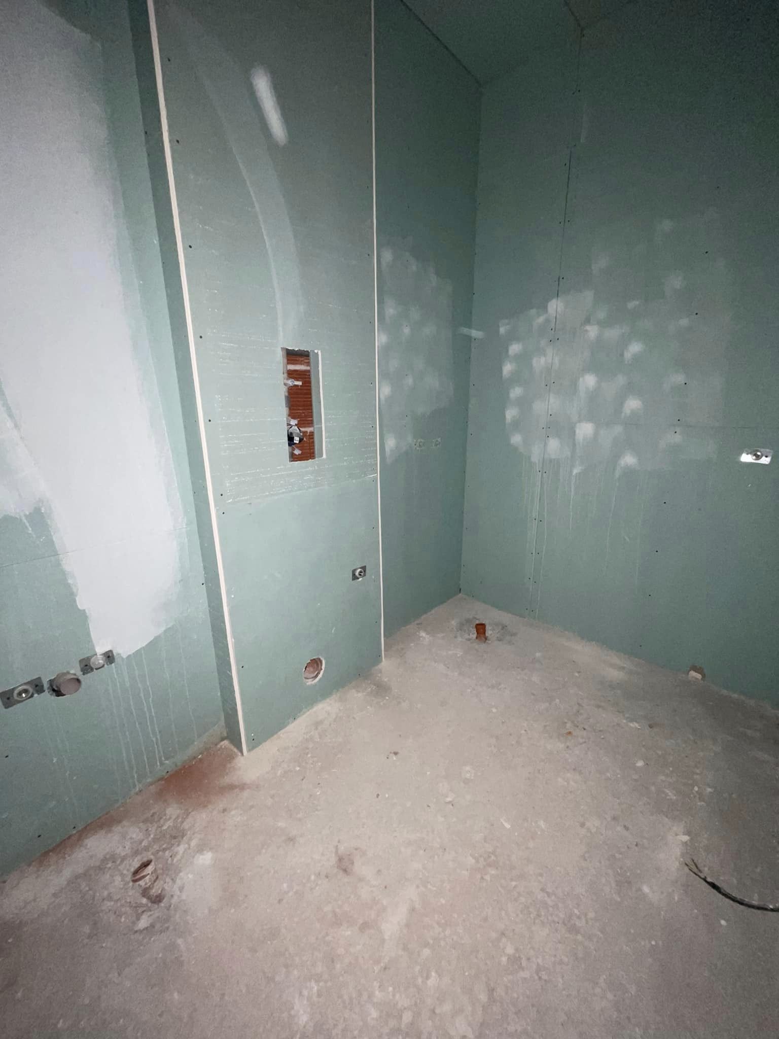 Просторен многостаен необзаведен апартамент за продажба в Банско