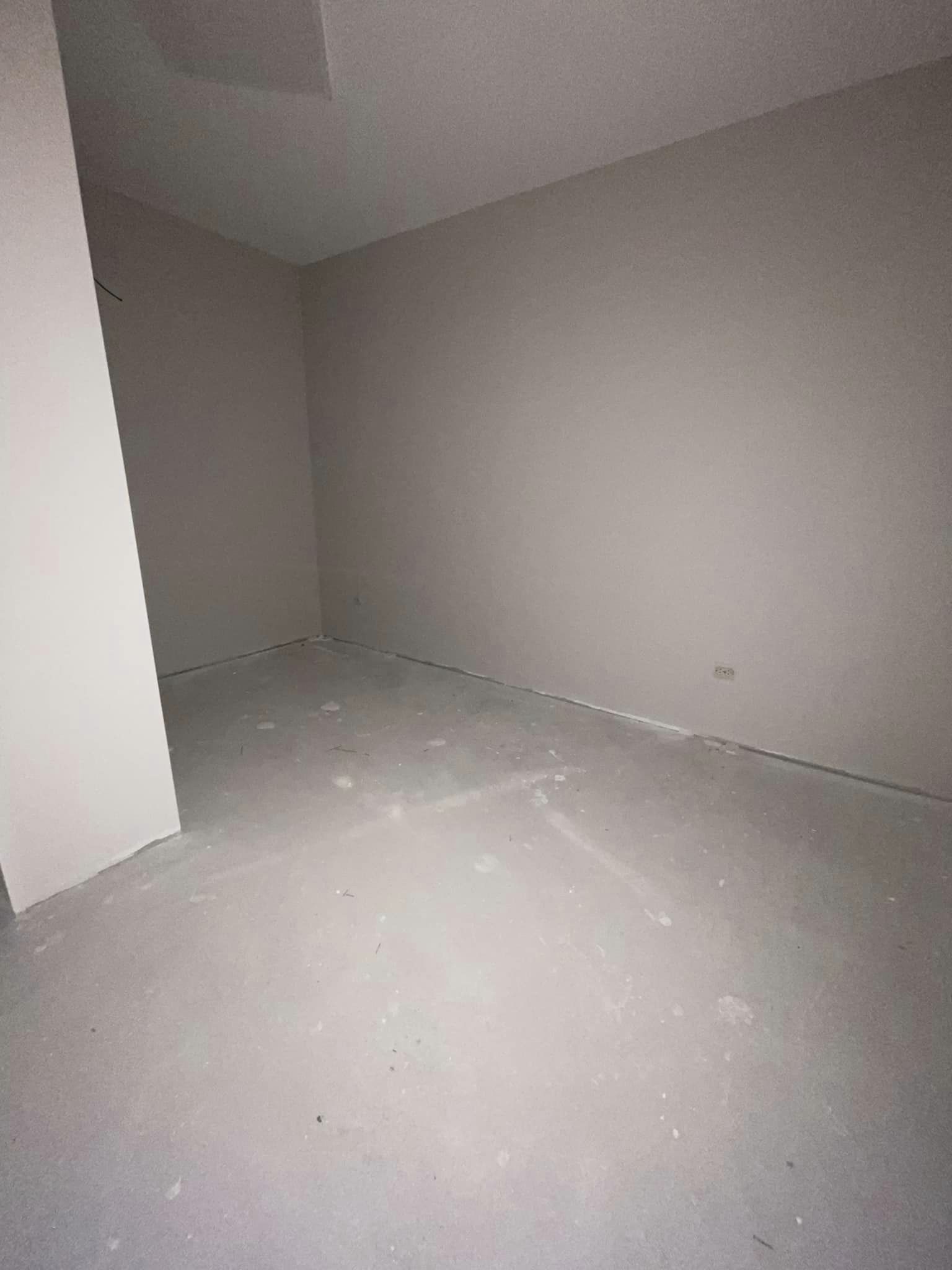 Просторен многостаен необзаведен апартамент за продажба в Банско