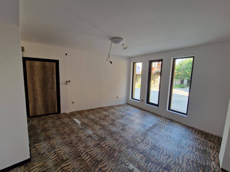 Банско: Тристаен апартамент с два собствени входа и ниска такса поддръжка