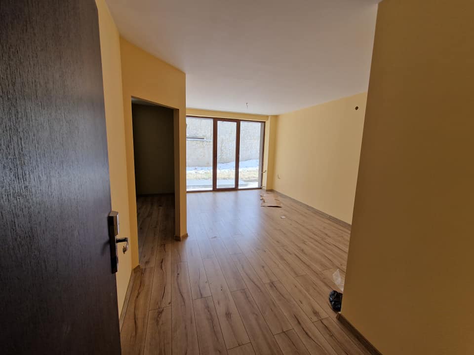 Необзаведен двустаен апартамент за продажба на 100 метра от Ски лифта