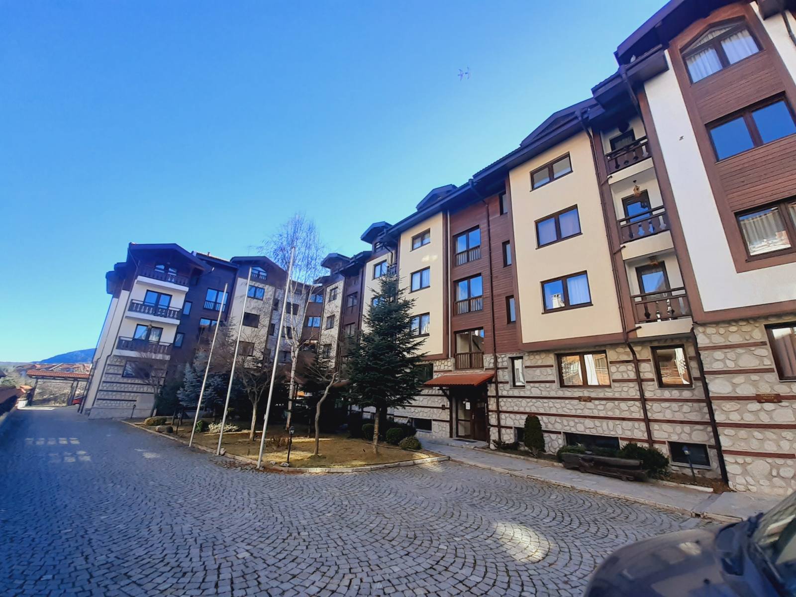 Обзаведен тристаен апартамент до Хотел Кемпински за продажба в Банско