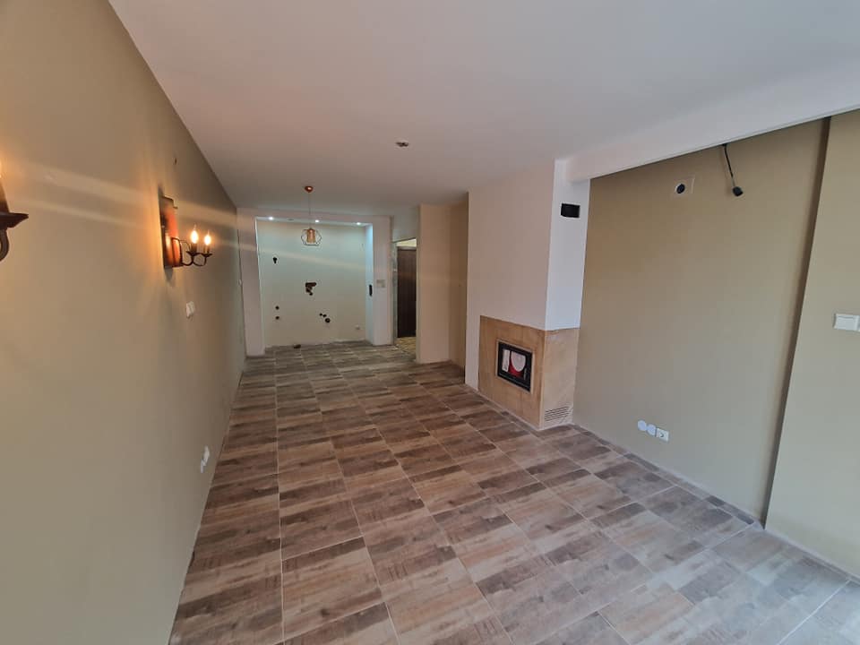 Банско: Тристаен апартамент за продажба в жилищна сграда с ниска такса