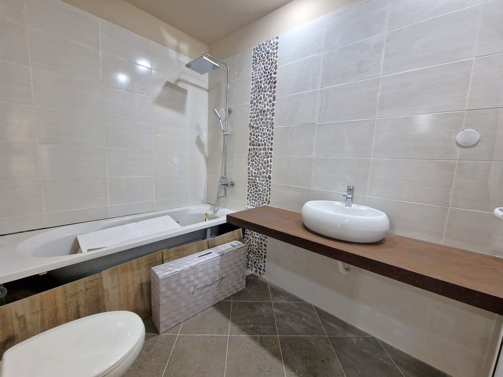 Банско: Тристаен апартамент за продажба в жилищна сграда с ниска такса