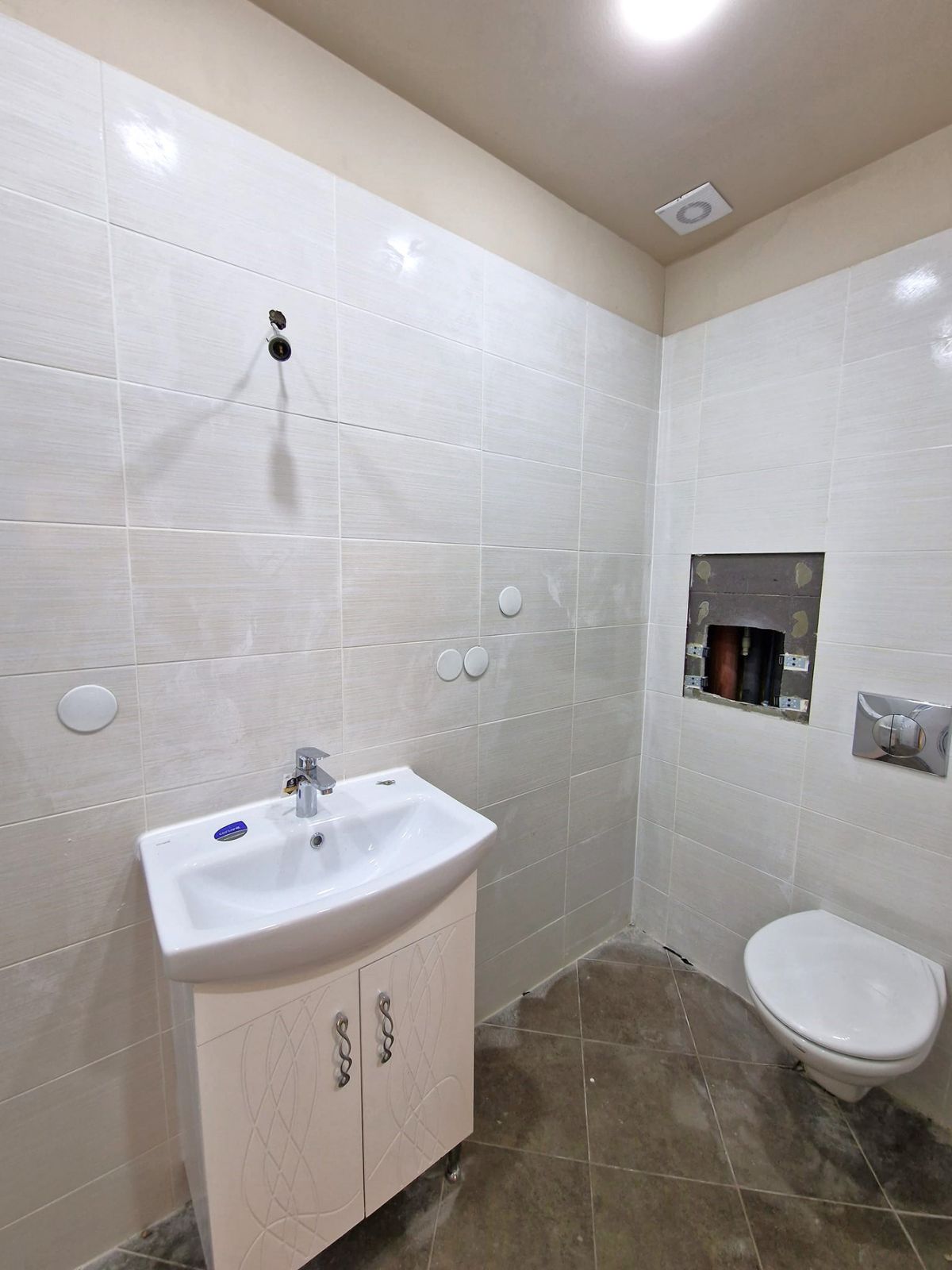 Банско: Тристаен апартамент за продажба в жилищна сграда с ниска такса