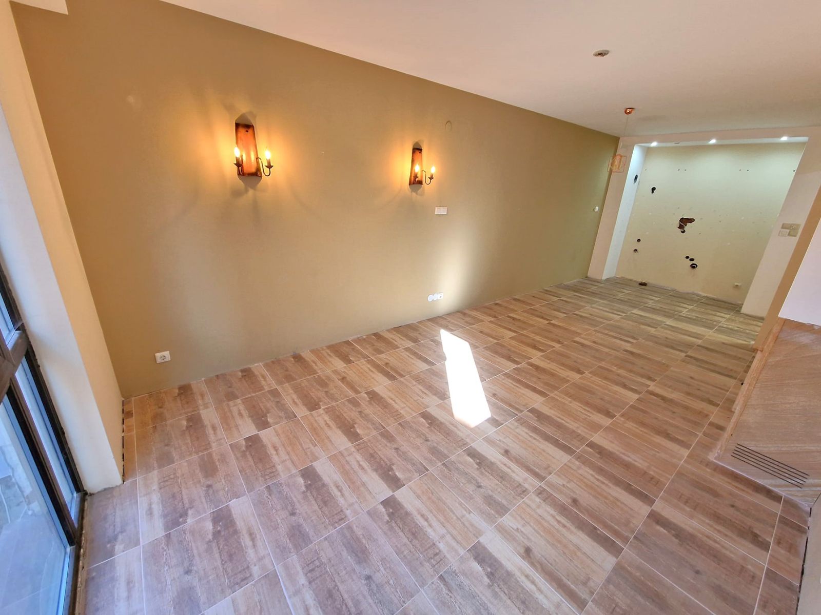 Банско: Тристаен апартамент за продажба в жилищна сграда с ниска такса