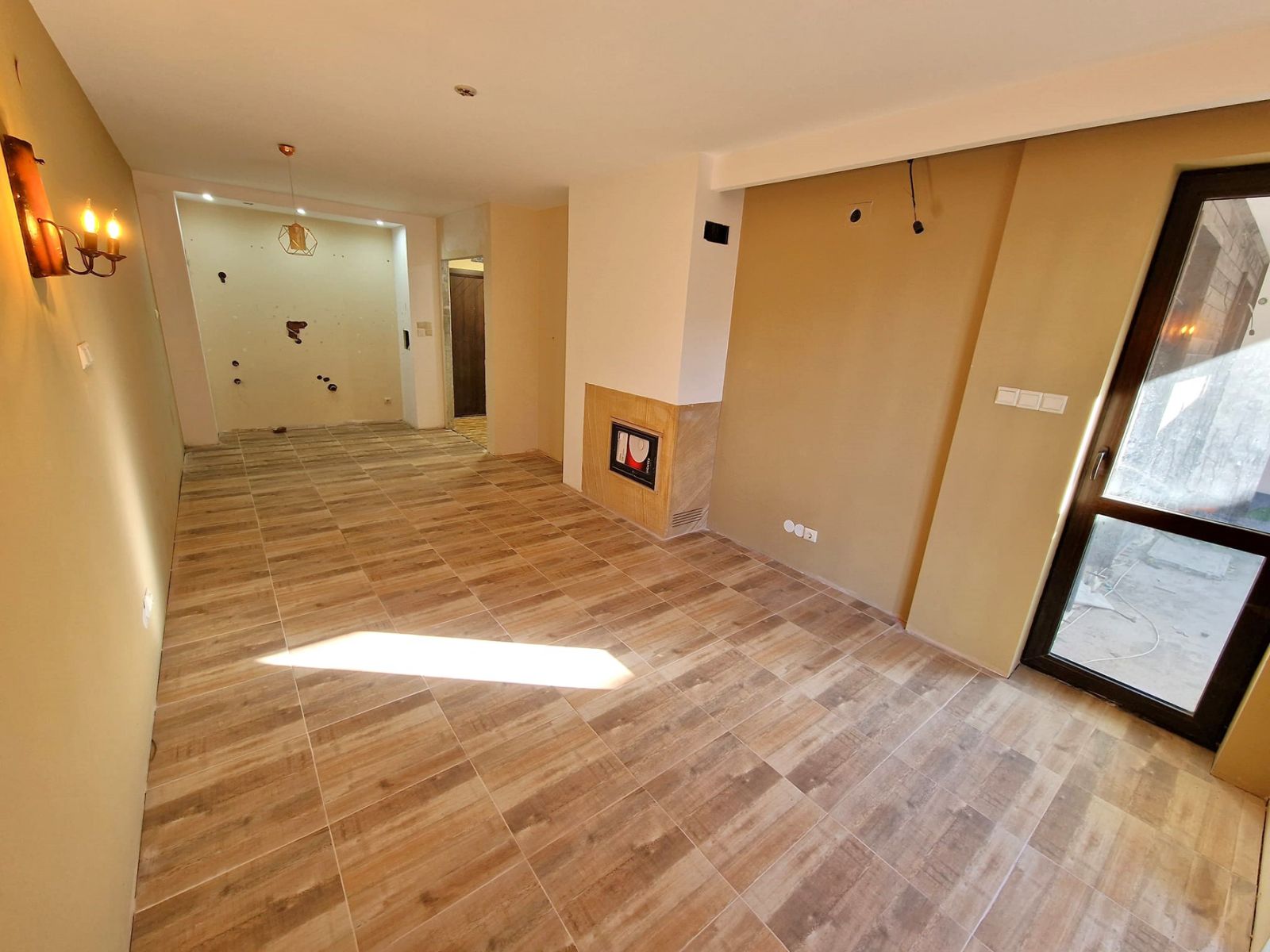 Банско: Тристаен апартамент за продажба в жилищна сграда с ниска такса