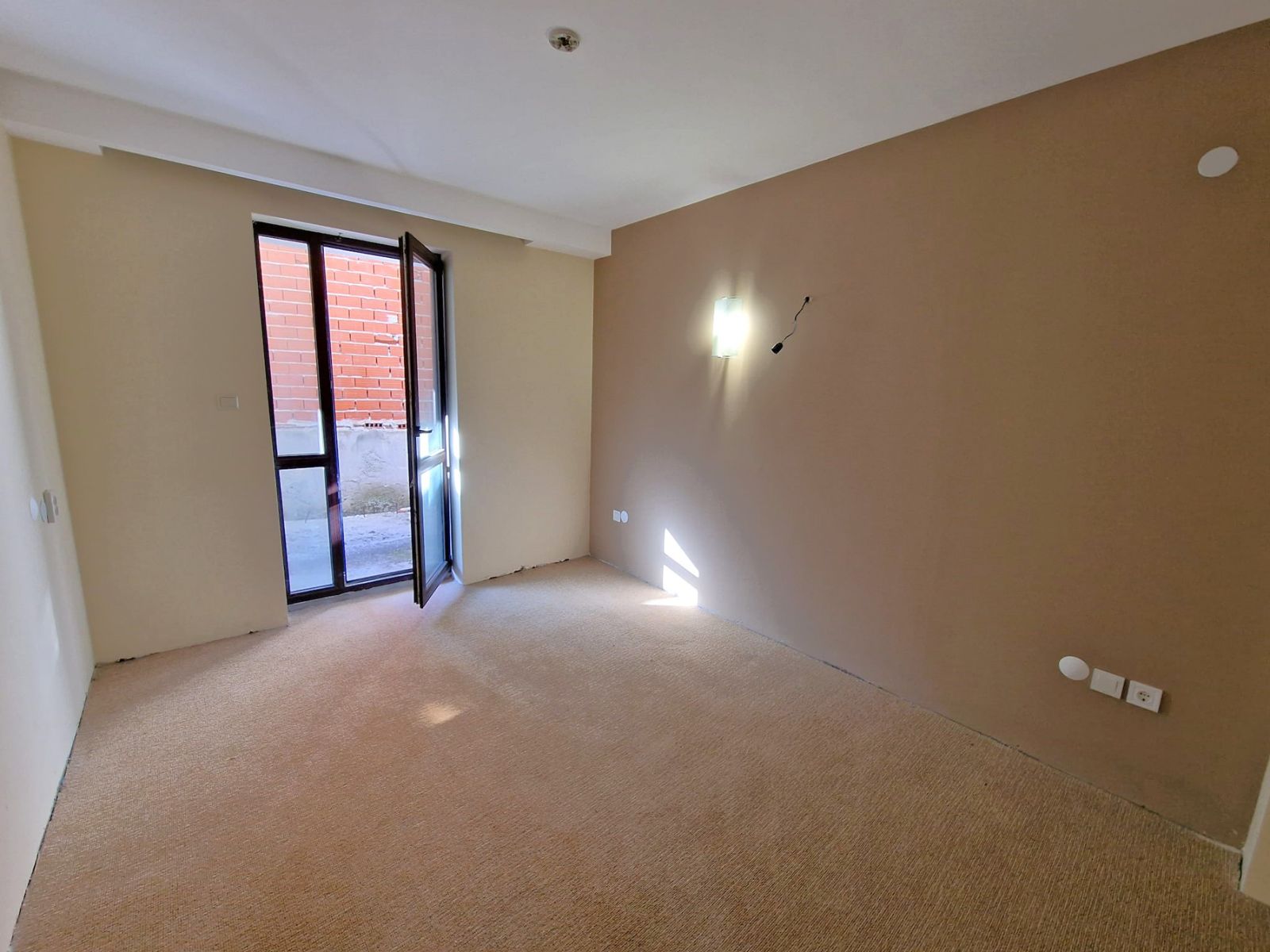 Банско: Тристаен апартамент за продажба в жилищна сграда с ниска такса