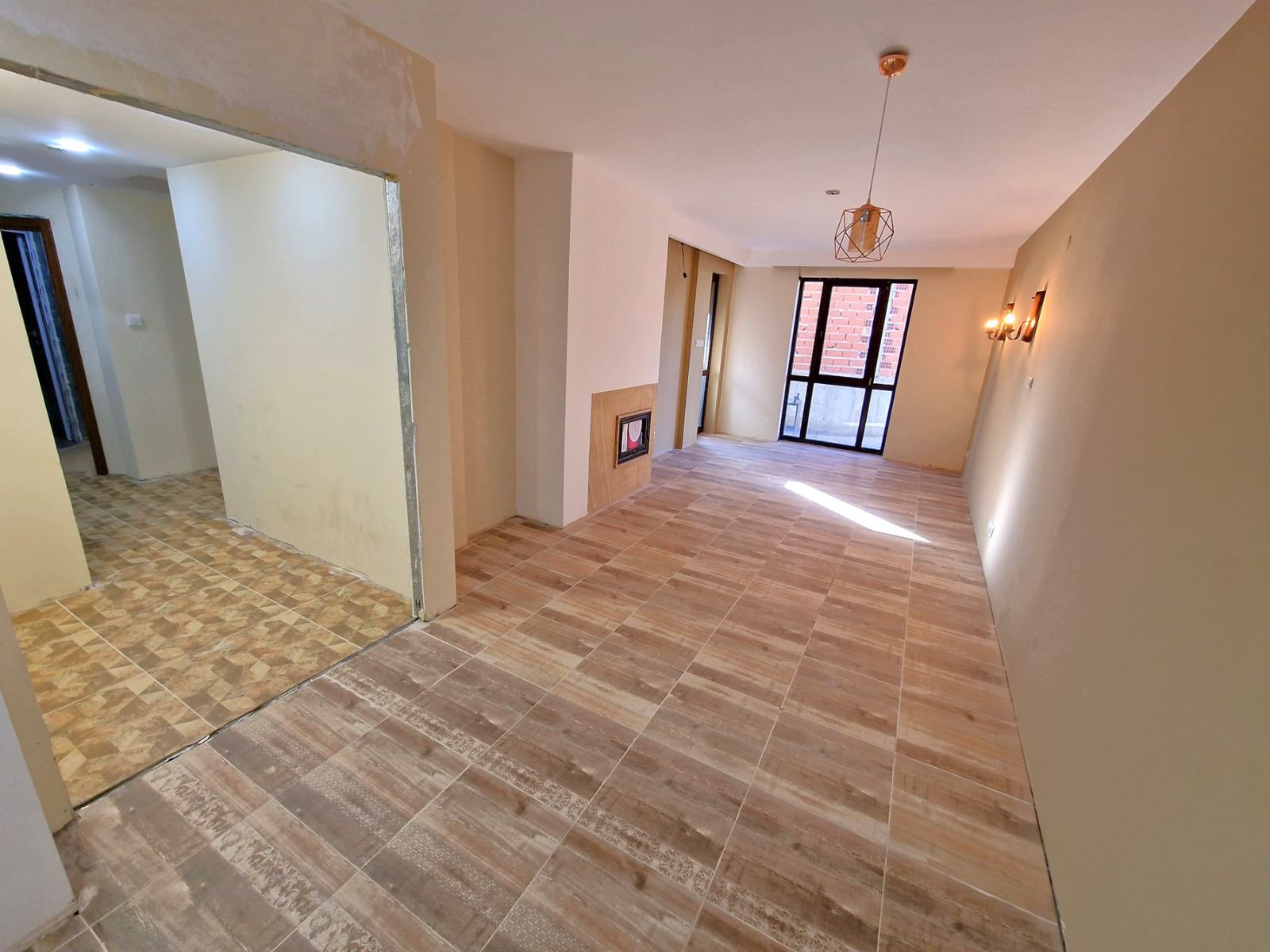 Банско: Тристаен апартамент за продажба в жилищна сграда с ниска такса