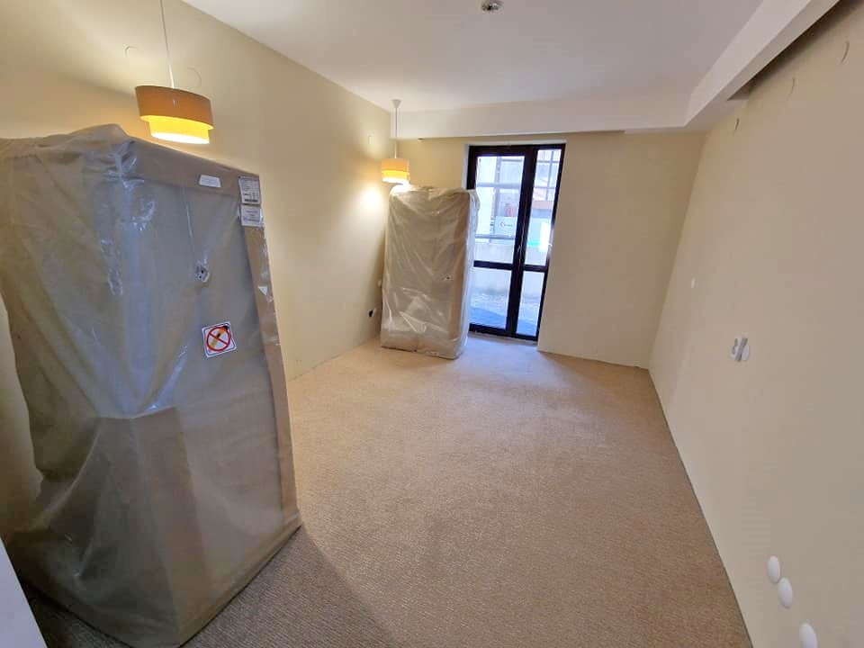 Банско: Тристаен апартамент за продажба в жилищна сграда с ниска такса