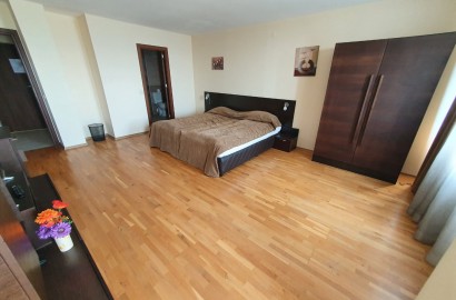 Просторен двустаен апартамент с две бани за продажба в Банско