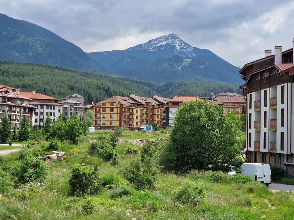 Изгоден южен тристаен апартамент за продажба с гледка към Пирин планина