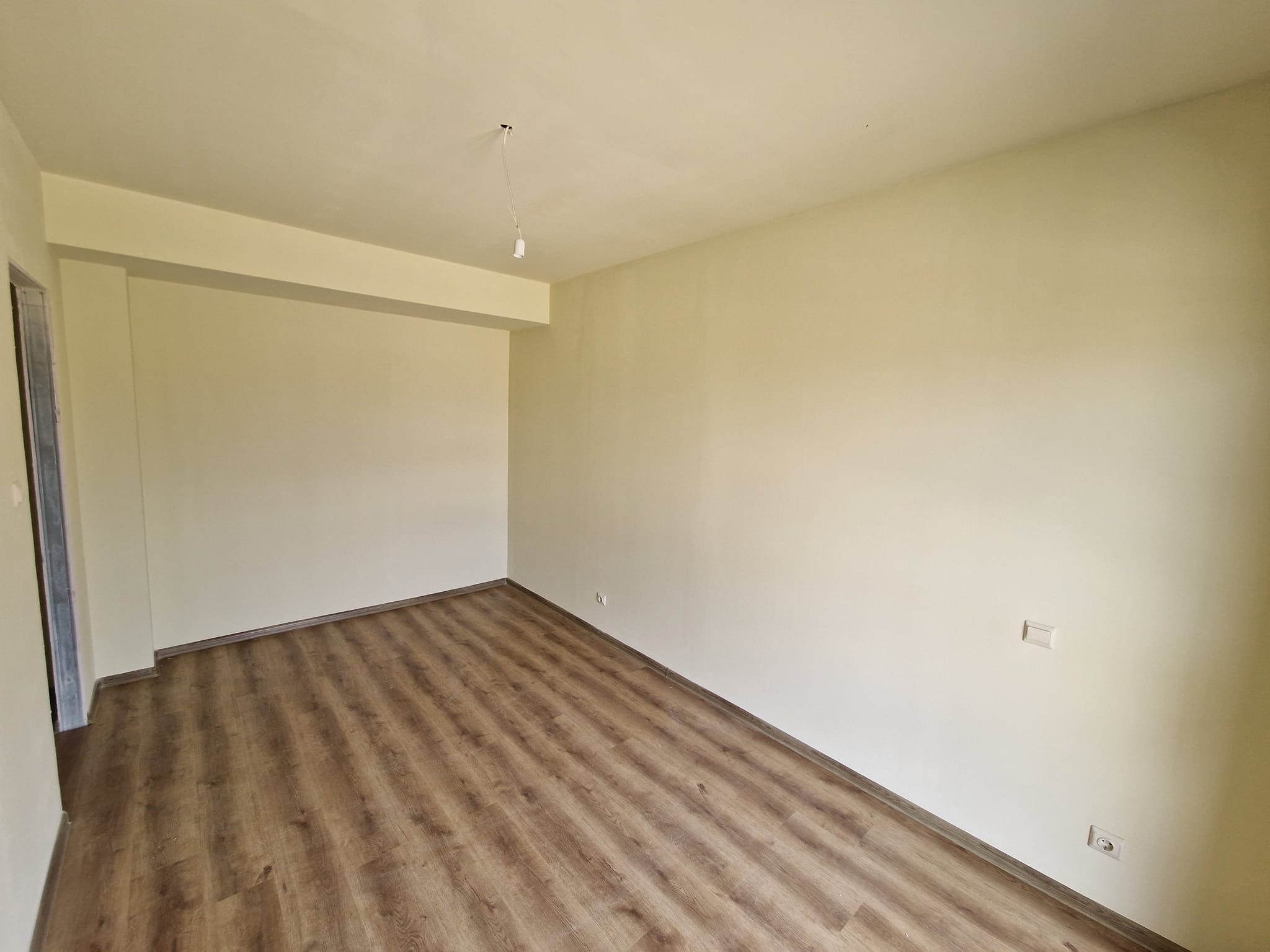 Двустаен необзаведен апартамент с тераса в Банско