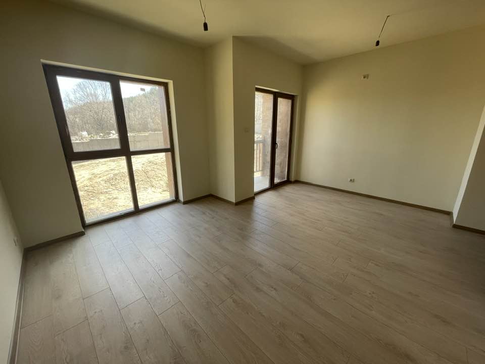 Функционално необзаведено студио с тераса в Банско