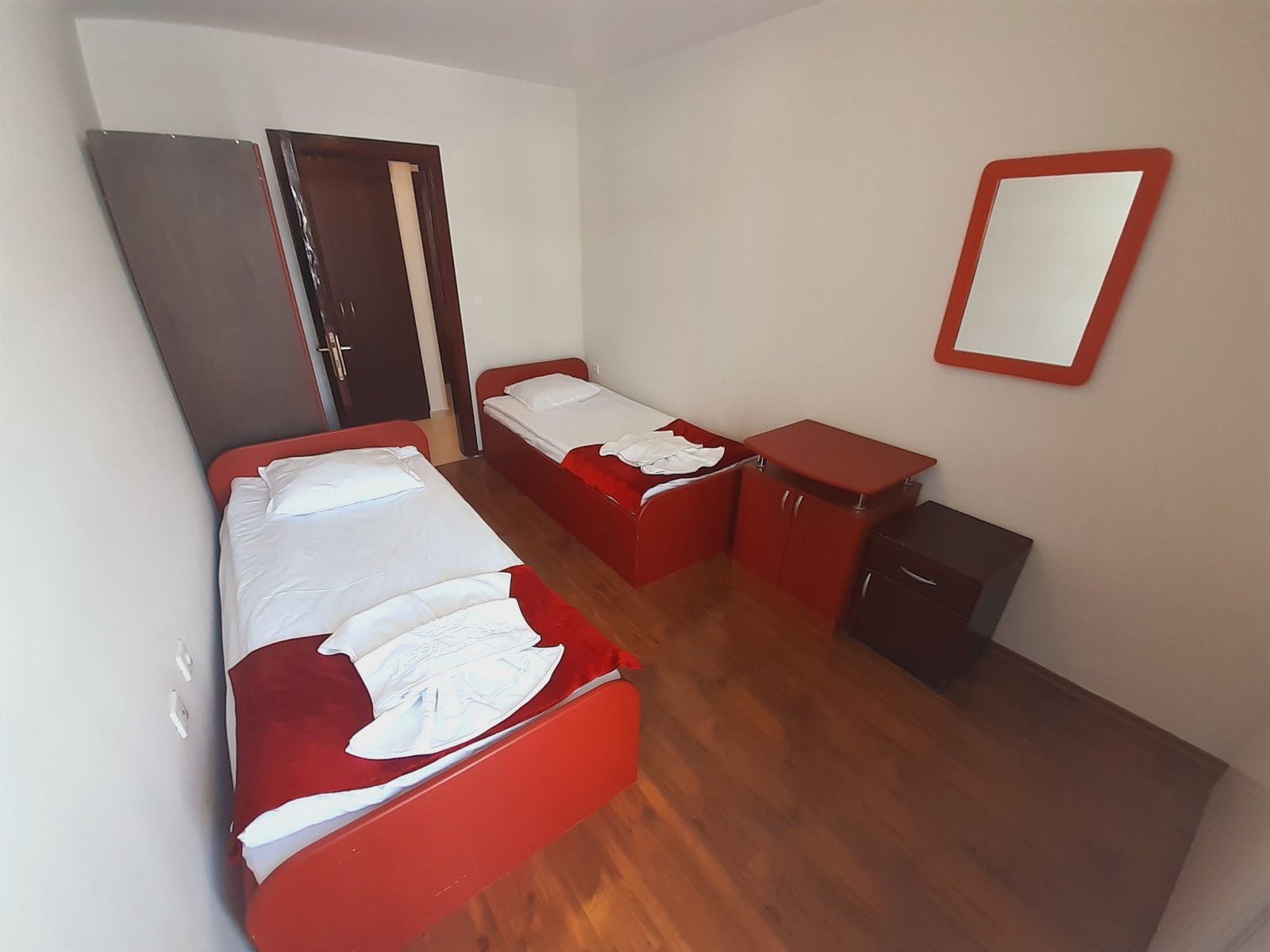 Банско: Тристаен апартамент в затворен комплекс Elegant LUX със Спа зона и басейн