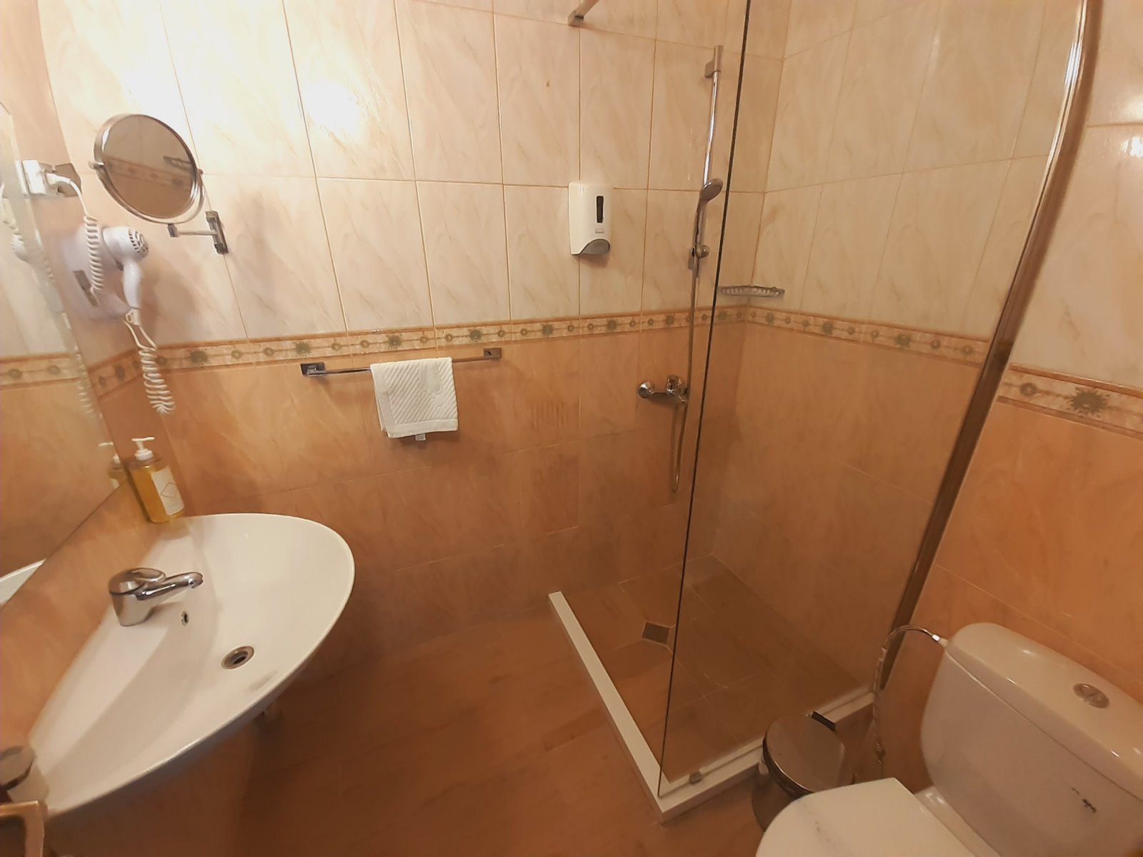 Банско: Тристаен апартамент в затворен комплекс Elegant LUX със Спа зона и басейн