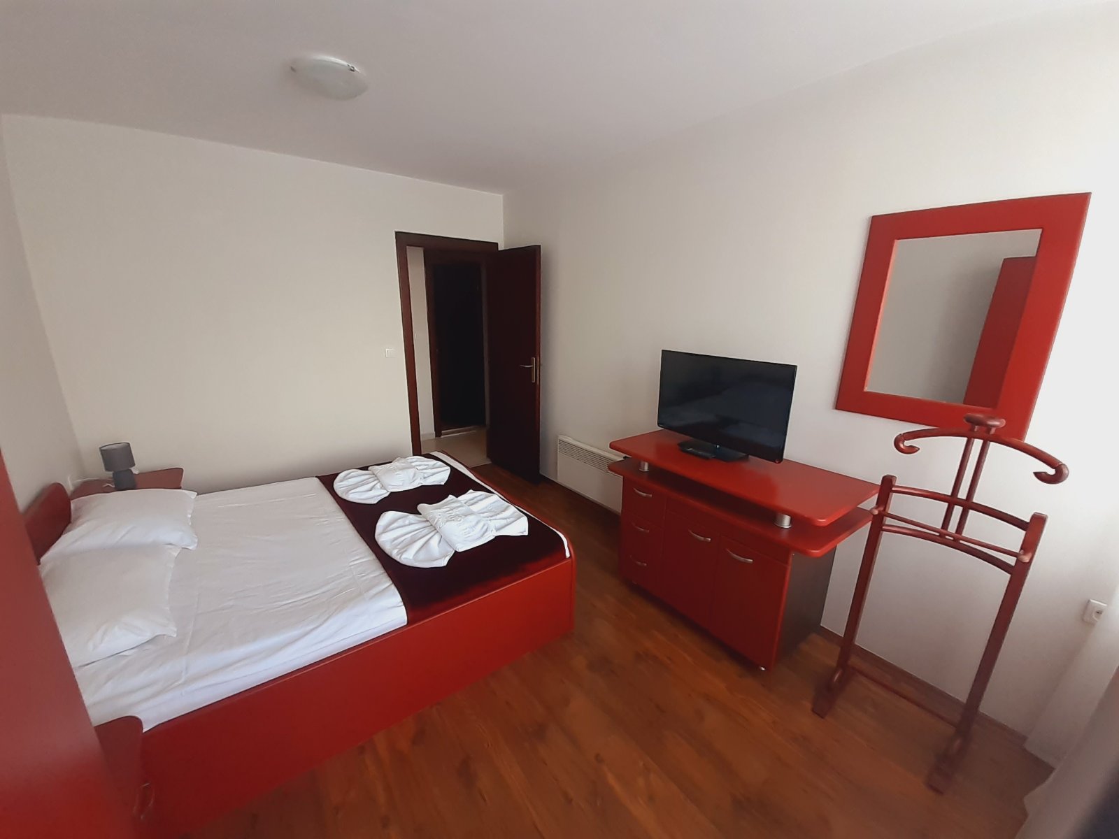 Банско: Тристаен апартамент в затворен комплекс Elegant LUX със Спа зона и басейн