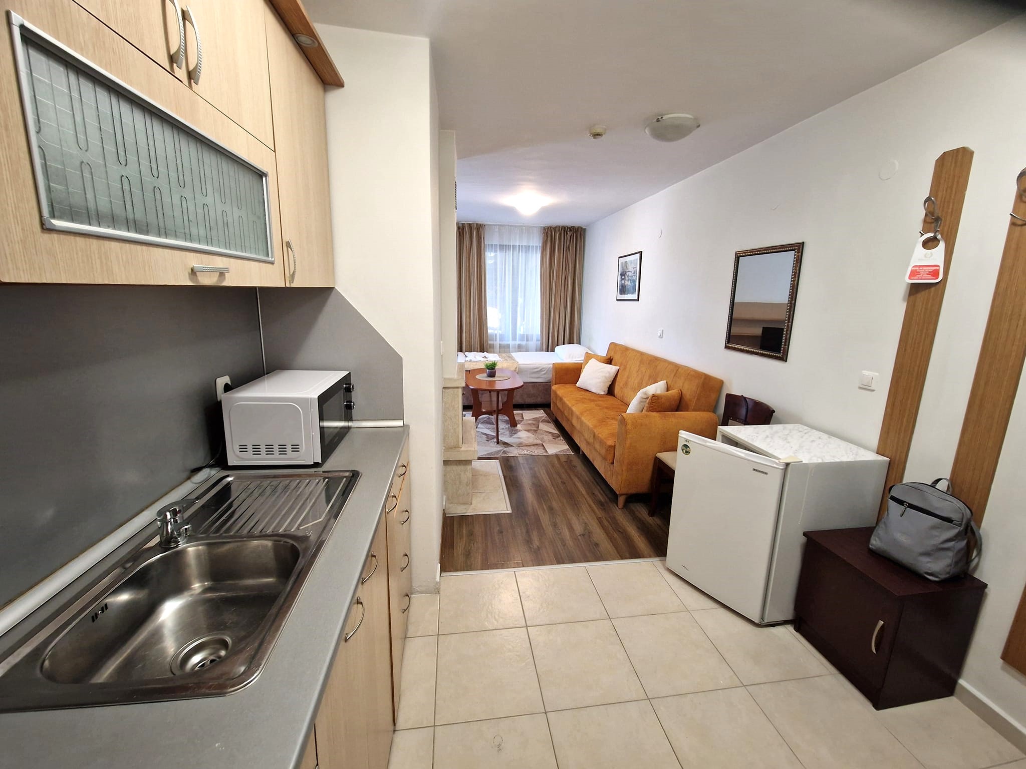 Обзаведен двустаен апартамент с камина в затворен комплекс с басейн